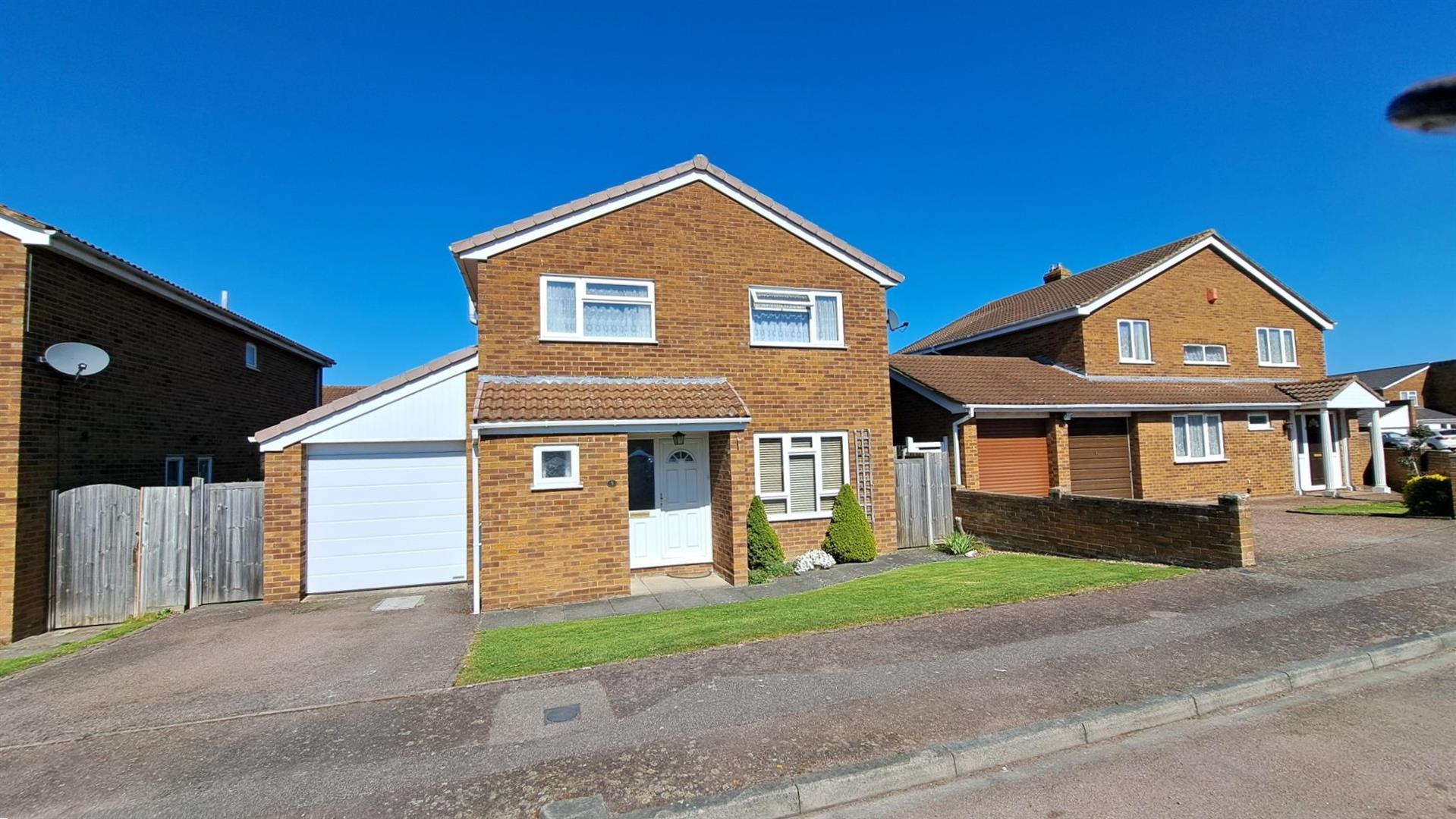 4 bed property in Farnham Way, Bedford